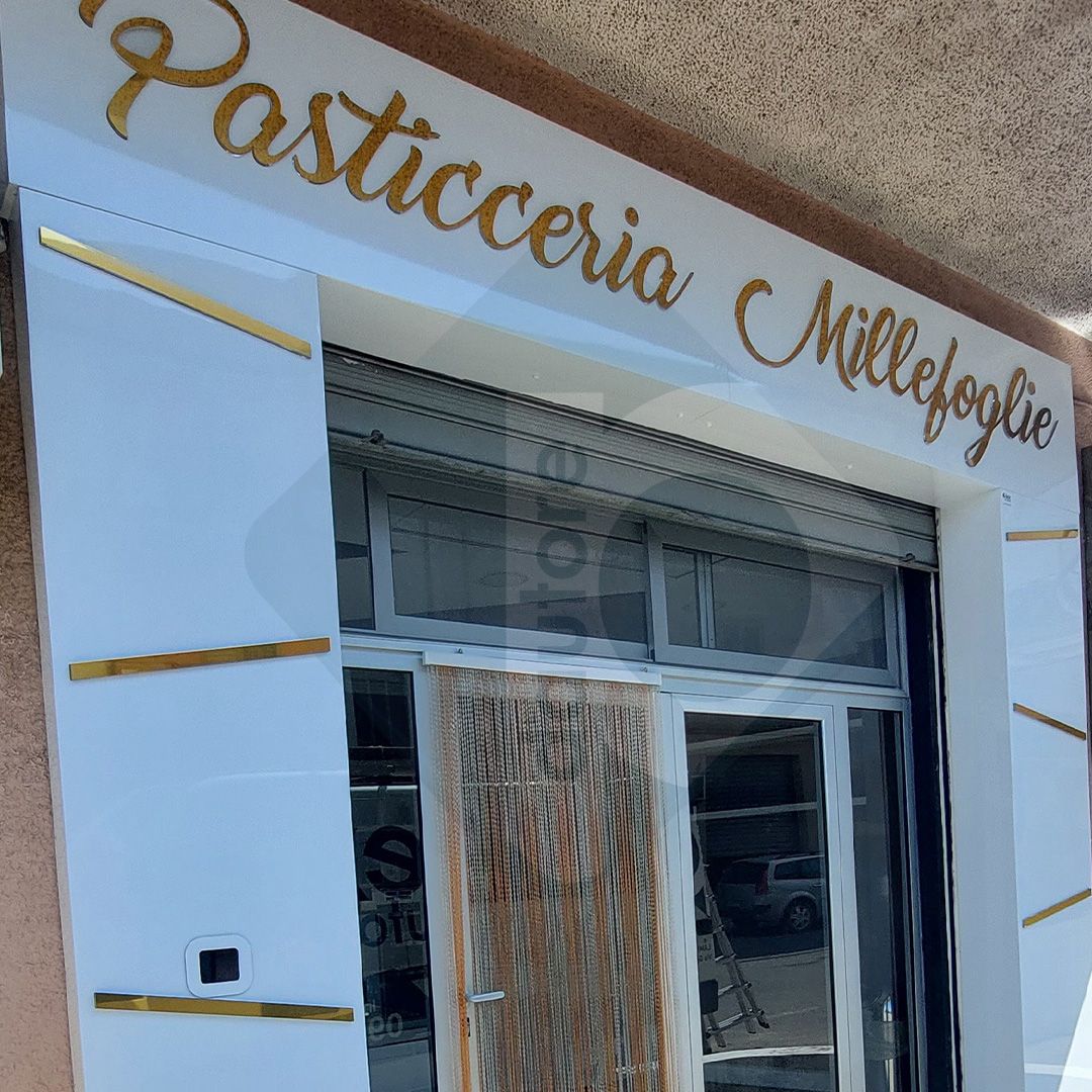 MILLEFOGLIE Portale in dibond retroilluminato a Led bianco lucido con lettere in Plexiglass a rilievo e Plexiglass Oro specchio