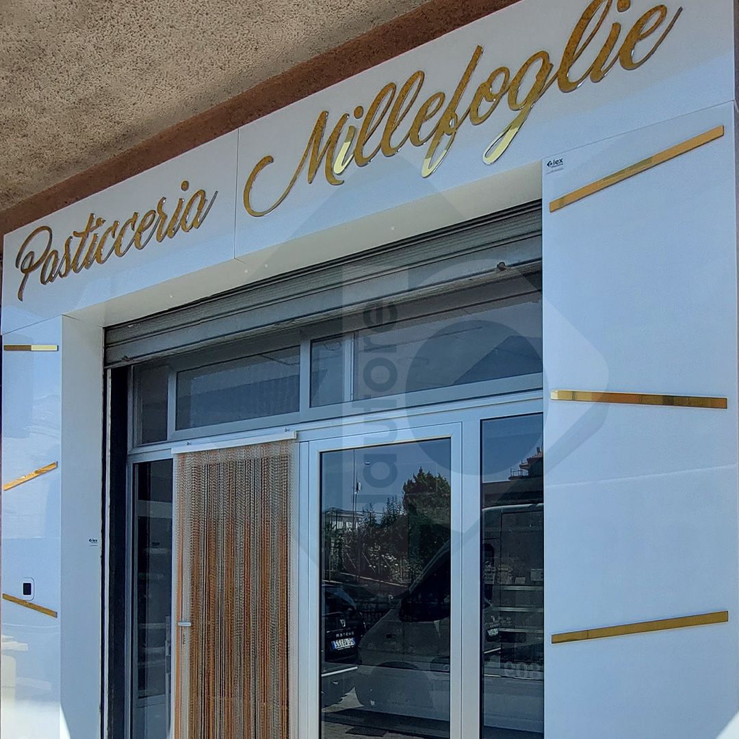 MILLEFOGLIE Portale in dibond retroilluminato a Led bianco lucido con lettere in Plexiglas a rilievo e Plexiglass Oro specchio