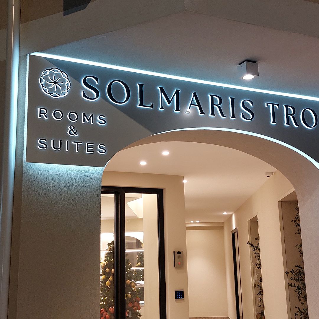 SOLMARIS TROPEA Insegna retroilluminata in dibond bianco con doppie lettere a rilievo in plexiglass trasparente e nero lucido con laterali luminosi