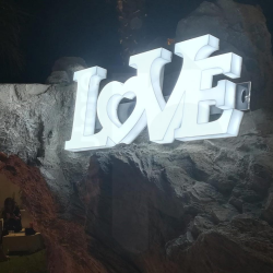 Love scritta luminosa led in plexiglass opalino satinato