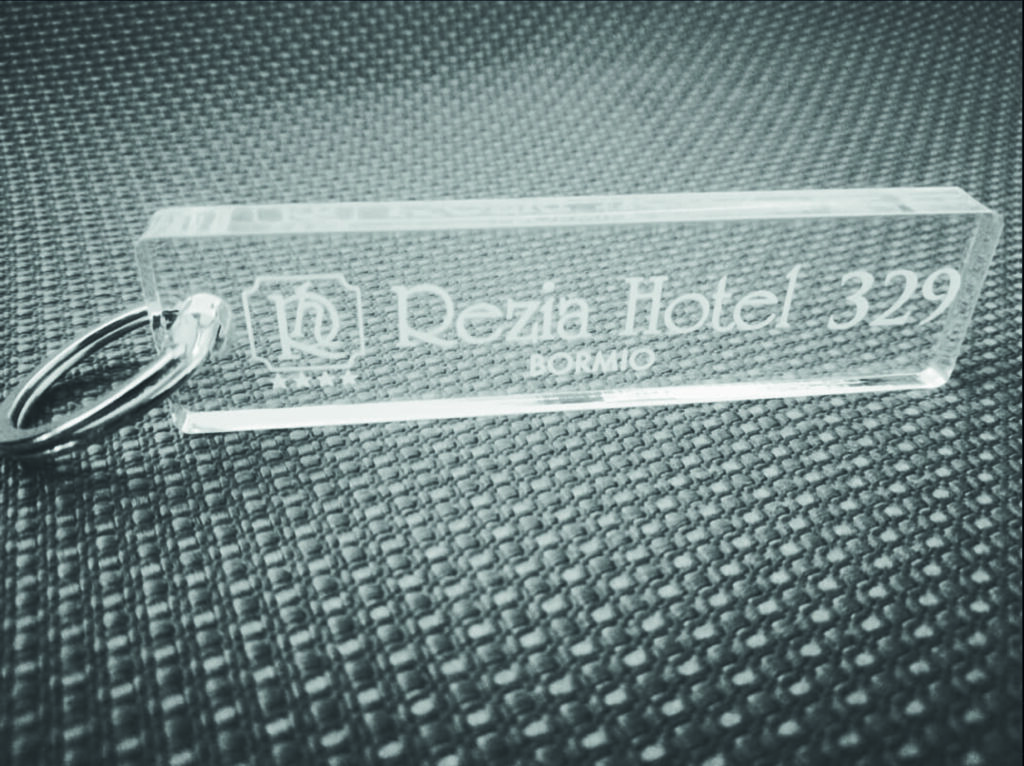 Portachiavi In Plexiglass A Goccia Per Hotel E B&B - Personalizzabile Con Numero Stanza - 4x6 Cm