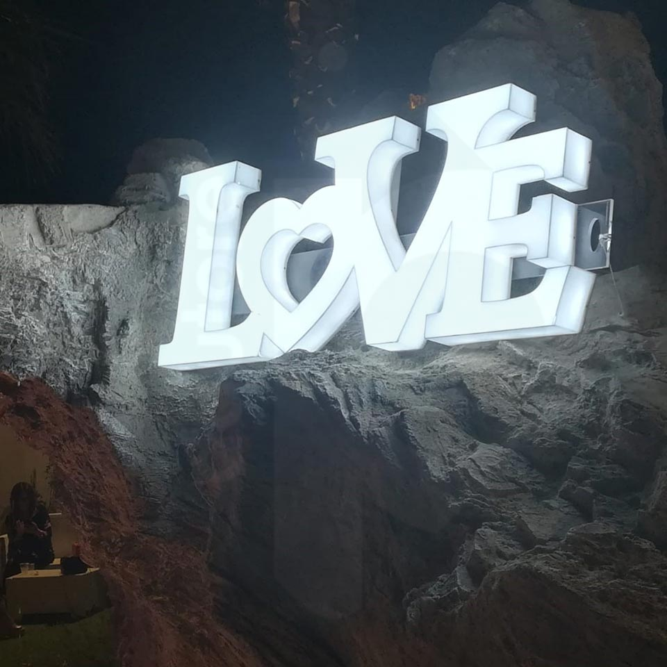 Love scritta luminosa led in plexiglass opalino satinato Love scritta luminosa led in plexiglass opalino satinato